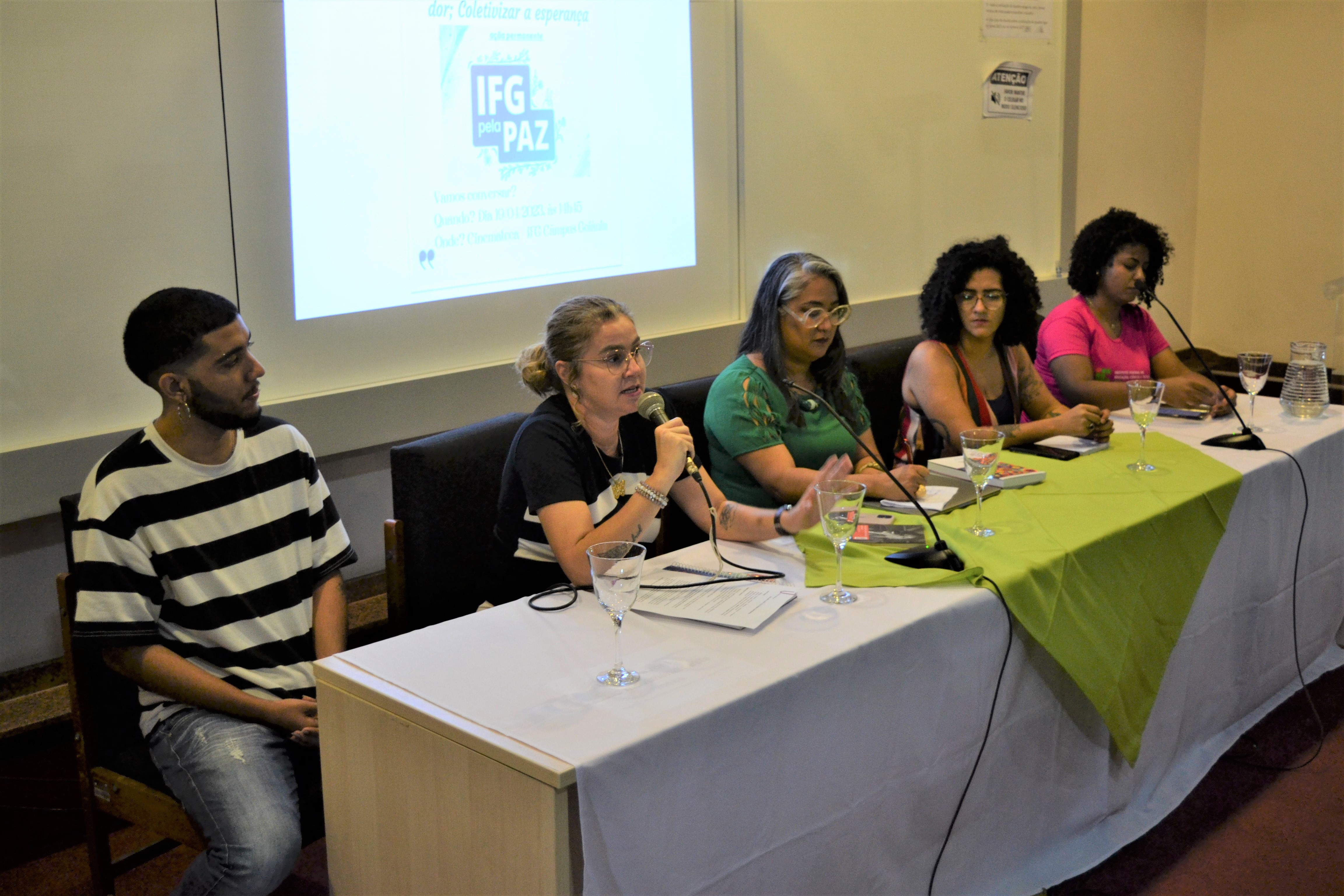 Da esquerda para a direita: Natan Teixeira (C.A. Letras), professora James Deam Freitas, psicóloga Rose Helen Shimabuku,  pedagoga Andresa Cristina Silva Moreno e Juliana Santos da Conceição (C.A. Letras)